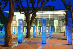 Les colonnes rayonnantes de Daniel Buren