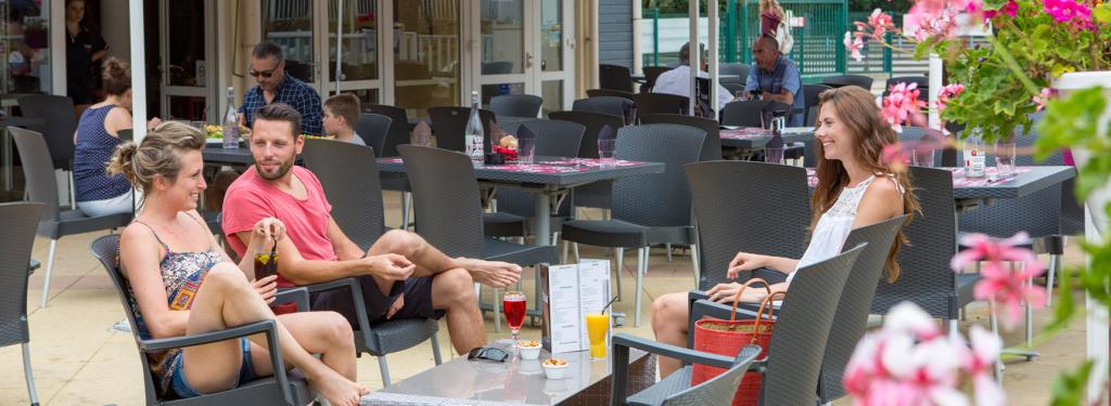 Terrasse bar restaurant camping Les Pierres Couchées